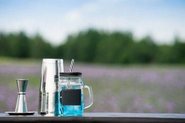 Ikram Servisi. Mavi soğuk kokteyl içinde tarih seçici odak