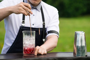 barmen işyeri. Bir barmen tarih seçici odak kim preparin