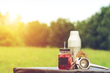 Ikram Servisi. kırmızı soğuk kokteyl içinde tarih seçici odak 