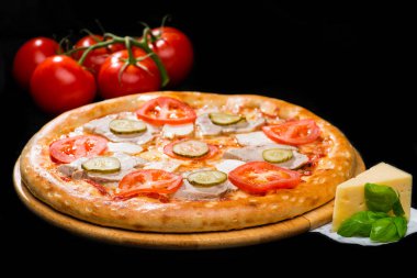 iştah açıcı İtalyan Pizza jambon, peynir, sl ile seçici odak