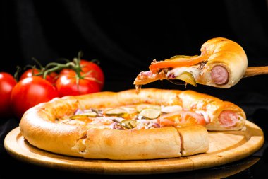 iştah açıcı İtalyan pizza ile dilimlenmiş parçası üzerinde seçici odak