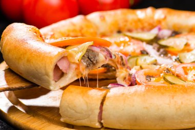 iştah açıcı İtalyan pizza ile dilimlenmiş parçası üzerinde seçici odak