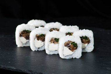 Geleneksel Japon mutfağı. Suşi pirinç, yeşil onio ile rulo