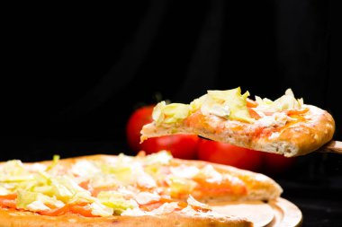 iştah açıcı İtalyan pizza ile dilimlenmiş parçası üzerinde seçici odak