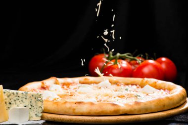 iştah açıcı İtalyan peynirli pizza mozzarel ile tarih seçici odak