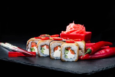 Geleneksel Japon mutfağı. Suşi r kümesi üzerinde seçici odak