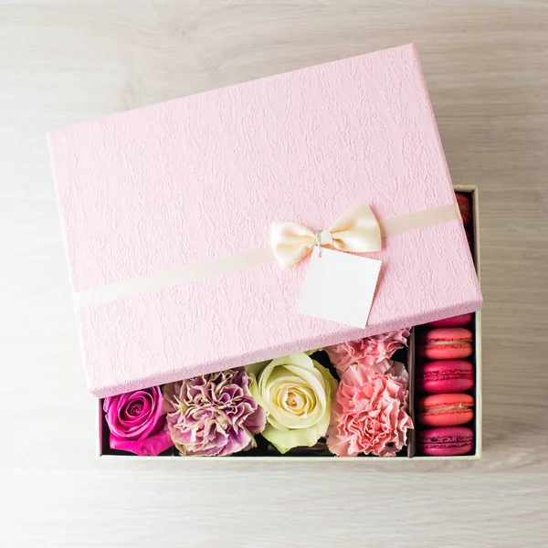 Różowe pudełko z różowe i beżowe róże, chryzantemy i Fren — Zdjęcie stockowe