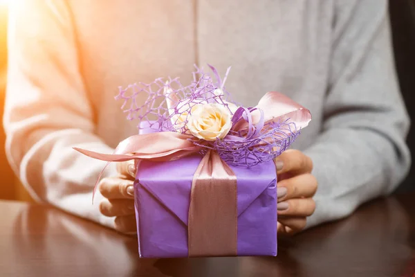 Mujer recibió hermosa caja de regalo púrpura con presente en los rayos de — Foto de Stock