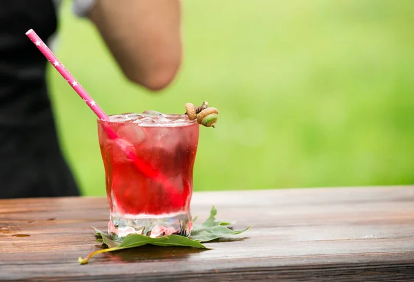 Catering barservice. selektivt fokus på en röd kall cocktail i — Stockfoto