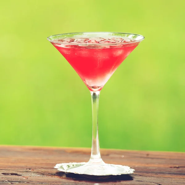 Catering Bar-Service. Selektiver Fokus auf einen rosa Cocktail in einer Ma — Stockfoto