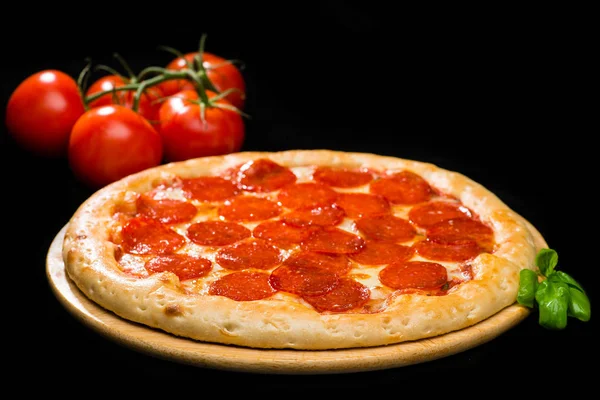 Selektywny fokus na włoski pepperoni pizza z szynką, serem i — Zdjęcie stockowe