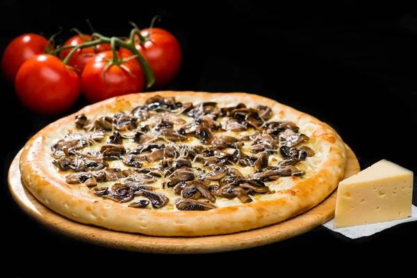 Selektywny fokus na klasyczne apetyczny włoski świeży ser do pizzy — Zdjęcie stockowe