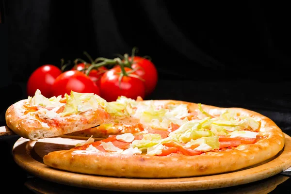 Apetyczny włoska pizza z pomidorami i liście kapusty i sl — Zdjęcie stockowe