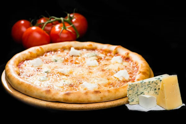 Selektywny fokus na apetyczne włoski ser do pizzy z mozzarel — Zdjęcie stockowe