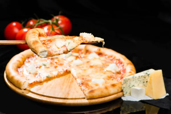 iştah açıcı İtalyan peynir piz dilimlenmiş parçası üzerinde seçici odak