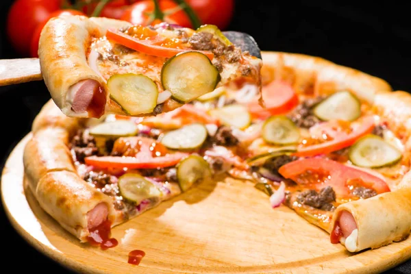 iştah açıcı İtalyan pizza ile dilimlenmiş parçası üzerinde seçici odak