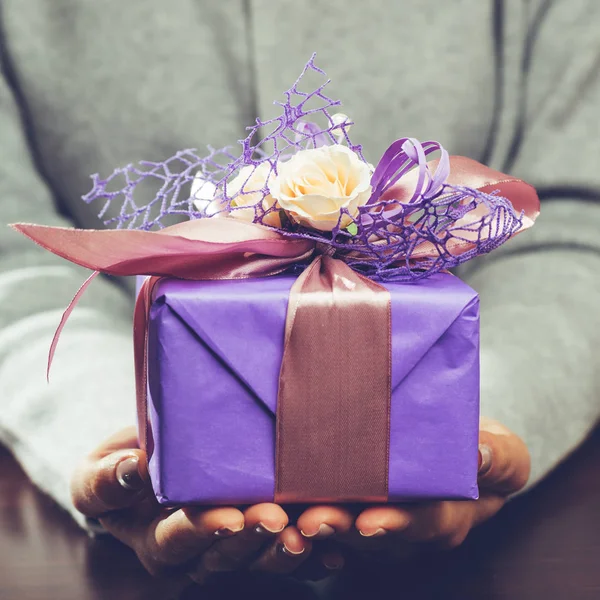 Mujer recibió hermosa caja de regalo púrpura con regalo. Para Mothe — Foto de Stock
