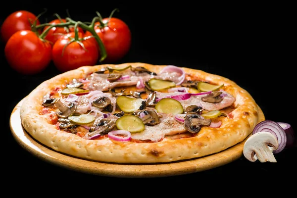 Selektywny Fokus Apetyczne Włoskiej Pizzy Cebula Grzyby Ogórki Kiszone Szynki — Zdjęcie stockowe