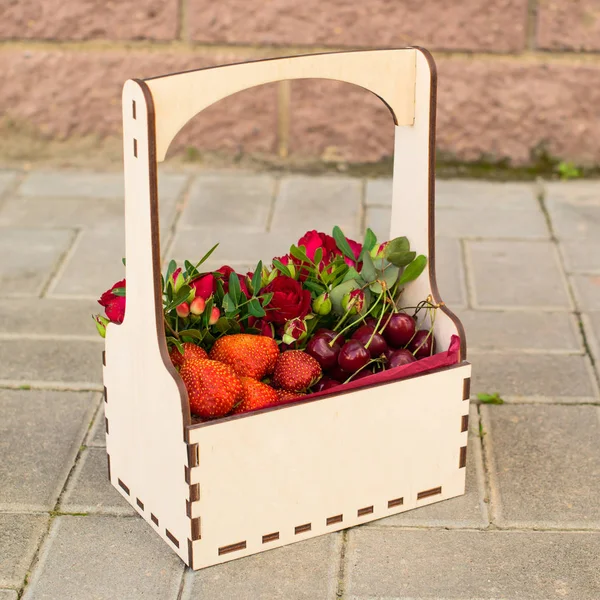 kırmızı gül ve yeşil ahşap kutu açık havada anneler için yaprakları 