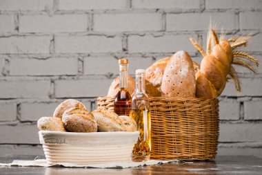 sepet, geleneksel bir yuvarlak ar içinde taze ekmek türleri