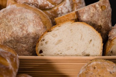 Ev yapımı hamur mayası ekmek ahşap sepet içinde. Rustik tarzı, seçileceği yer