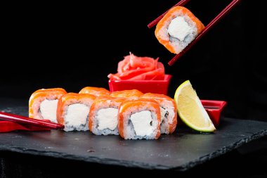 geleneksel Japon mutfağı. Suşi yemek işlemi ile rulo