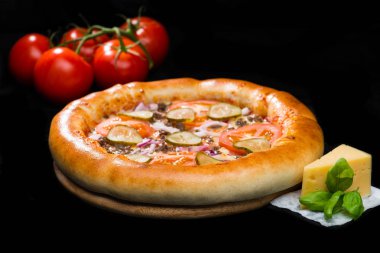 et, peynir, s ile iştah açıcı İtalyan Pizza seçici odak