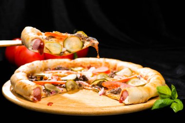 iştah açıcı İtalyan pizza ile dilimlenmiş parçası üzerinde seçici odak
