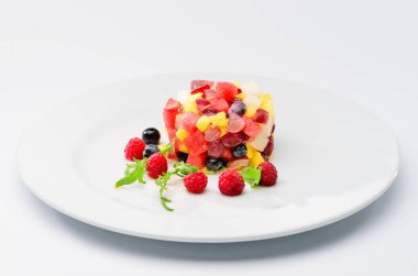 Klasik İtalyan yemeği. Meyve tabağı b ile dekore edilmiş