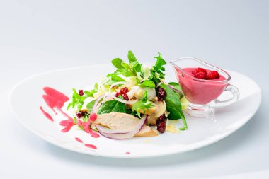 Klasik İtalyan yemeği. Üzerinde ahududu soslu tavuk salatası