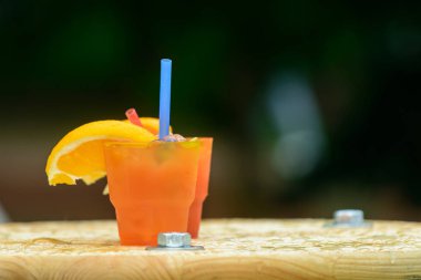 yaz soğuk turuncu kokteylleri ile bardaklarda tarih seçici odak 