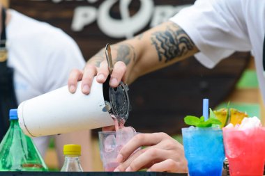 farklı soğuk taze yaz kokteylleri ile ahşap üzerine payet 