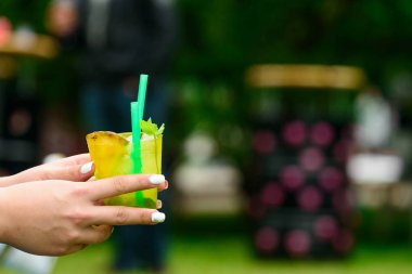 bir cam ile yaz taze sarı soğuk dışarı kokteyl tutan kadın
