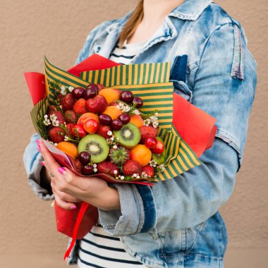 meyve buketi tutan kadın