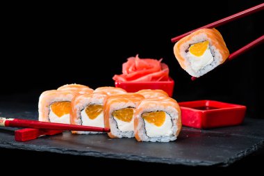 geleneksel Japon mutfağı. Suşi yemek işlemi ile rulo