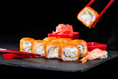 geleneksel Japon mutfağı. Suşi yemek işlemi ile rulo