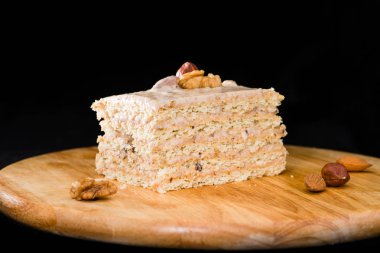 puf böreği ekşi krema ve walnu ile yakın çekim lezzetli pasta