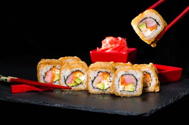 geleneksel Japon mutfağı. Suşi yemek işlemi ile rulo