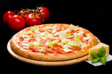 iştah açıcı İtalyan pizza peynir, dilimlenmiş tomat tarih seçici odak