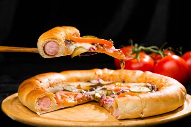 iştah açıcı İtalyan pizza ile dilimlenmiş parçası üzerinde seçici odak