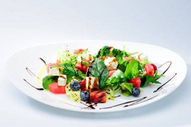 Klasik İtalyan yaz lezzetli taze salata ile karpuz, ch