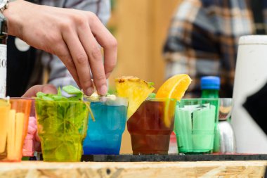 soğuk taze yaz kokteylleri ile s bardaklarda tarih seçici odak