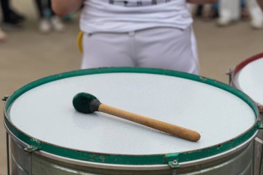 yakın çekim davul ve davul sopa, açık havada. Geleneksel müzik ins