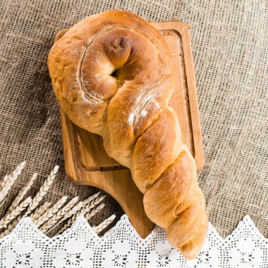 lezzetli pişmiş mal buğday yakınındaki bir ahşap kesme tahtası üzerinde.