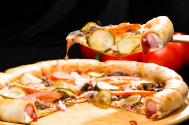 iştah açıcı İtalyan pizza ile dilimlenmiş parçası üzerinde seçici odak
