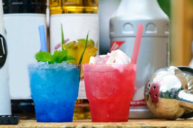 soğuk taze yaz kokteylleri ile s bardaklarda tarih seçici odak