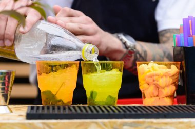 buz c ile farklı yaz taze kokteyl hazırlama süreci