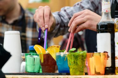 soğuk taze yaz kokteylleri ile s bardaklarda tarih seçici odak