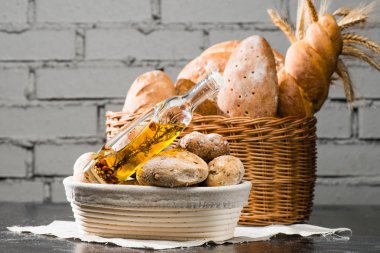 sepet, geleneksel bir yuvarlak ar içinde taze ekmek türleri