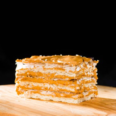 puf böreği ekşi krema bir odun ile yakın çekim lezzetli pasta